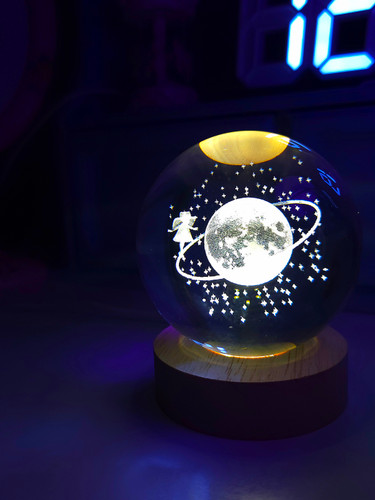 گوی شیشه ای مدل ماهدخت قطر هشت سانت با پایه چوبی